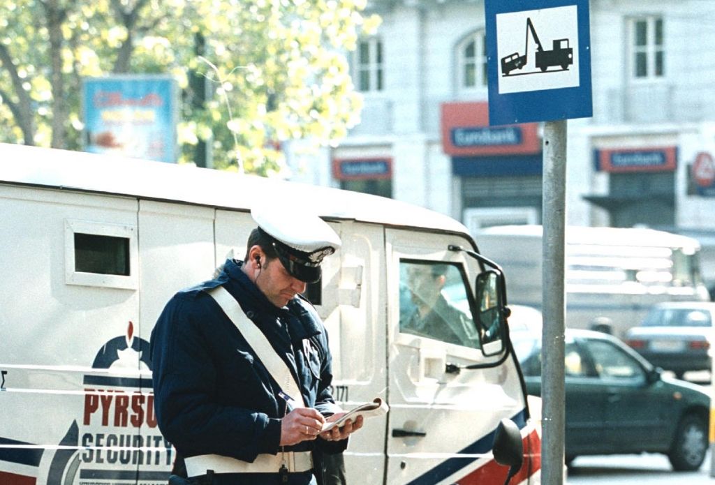 Αρση μέτρων: Κλήσεις με το… καλημέρα για παράνομα παρκαρίσματα στη Θεσσαλονίκη