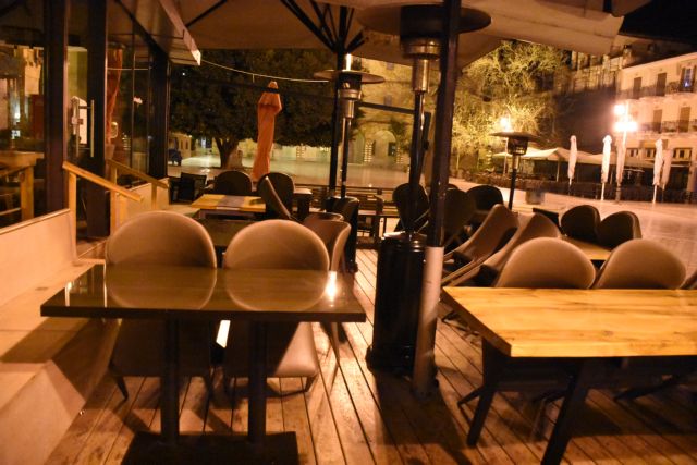 Εντονη αντίδραση Χαρδαλιά για την παραβίαση μέτρων σε καφέ-μπαρ – Αυστηρές προειδοποιήσεις