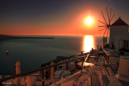 Μαγικές εικόνες: Το ηλιοβασίλεμα της Σαντορίνης «ταξίδεψε» σε όλο τον κόσμο μέσα από το Reuters