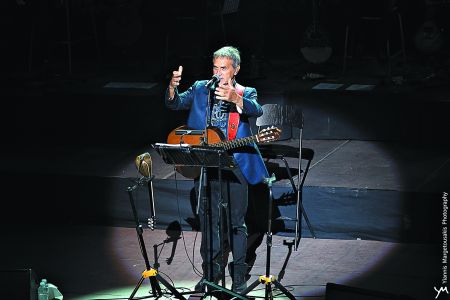 Γιώργος Νταλάρας: «Ζοφερό σκοτάδι ένας κόσμος χωρίς θέατρο και μουσική»