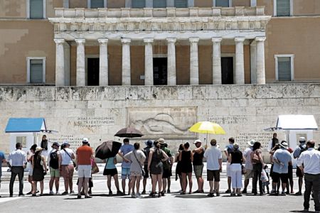 Die Zeit: Η Ελλάδα περιόρισε την πανδημία – Διαπραγματεύσεις με τουριστικούς ομίλους