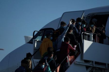 Πτήση διπλού σκοπού στην Βρετανία: Αναχωρούν 50 πρόσφυγες, επαναπατρίζονται 150 Έλληνες