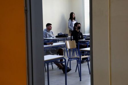 Επιστροφή στο σχολείο: Πόσοι μαθητές πήγαν – Αντιδράσεις για τις κάμερες