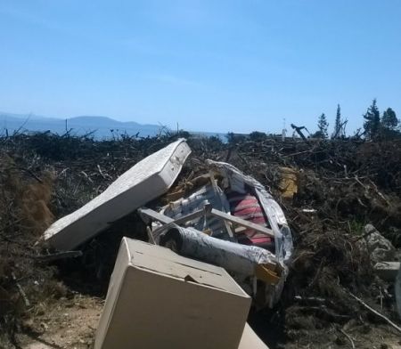 Μάτι: Επικίνδυνο οικόπεδο με τόνους σκουπιδιών και κορμούς δέντρων δίπλα σε κατοικημένη περιοχή