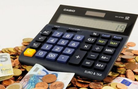 Μειώνεται η προκαταβολή φόρου κατά 50%