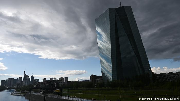 Προς πόλεμο δικαστών για τις αρμοδιότητες της ΕΚΤ;