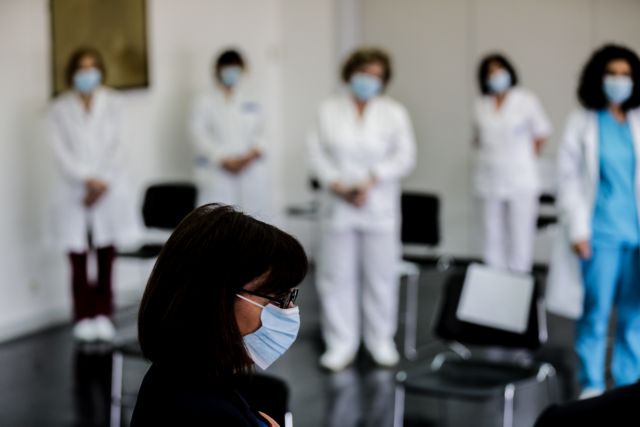 Η συγκινητική στιγμή που η Πρόεδρος επισκέφθηκε την ασθενούσα νοσηλεύτρια