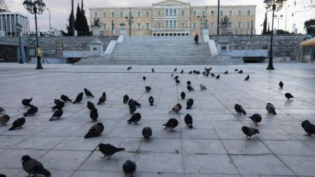 Δημοσκόπηση: «Οχι» σε πρόωρες εκλογές λένε οι πολίτες – Πώς βλέπουν το άνοιγμα σχολείων – Τι λένε για τα μέτρα