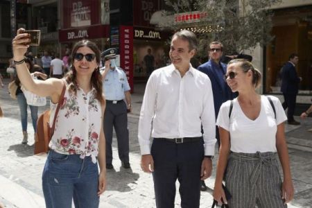 Μητσοτάκης στην Ερμού: «Άρχισε να κινείται πάλι λίγο ο κόσμος, θα αυξηθεί»