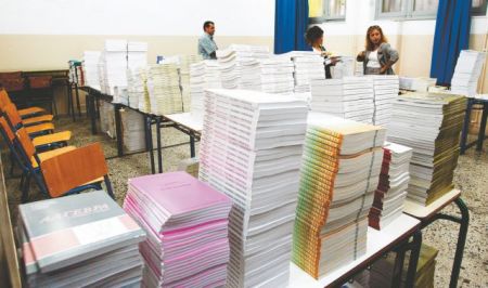 Ποιοι μαθητές πρέπει να κρατήσουν τα βιβλία τους και για τη νέα χρονιά – Διευκρινίσεις Ζαχαράκη