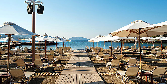 Ανοίγουν το Σαββατοκύριακο οι οργανωμένες πλαζ: Οδηγός προστασίας προς λουόμενους