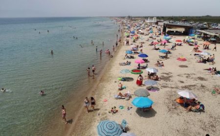 Εκτενές ρεπορτάζ από τα διεθνή ΜΜΕ για την Ελλάδα: Επέστρεψε στις παραλίες διατηρώντας τις αποστάσεις