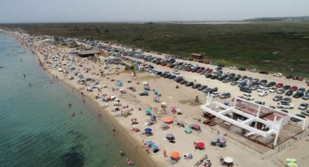 Evening Standard: Γεμάτες οι ελληνικές ακτές μετά την άρση των μέτρων