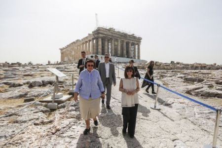 Άνοιξαν οι αρχαιολογικοί χώροι: Επίσκεψη της Κατερίνας Σακελλαροπούλου στην Ακρόπολη