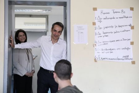 Στο Παγκράτι ο Μητσοτάκης: Επίσκεψη στο 7ο Γυμνάσιο Αθηνών, συνομίλησε με μαθητές και καθηγητές