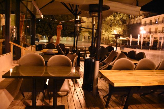 Εστίαση: Στη Βουλή η ρύθμιση για τα τραπεζοκαθίσματα