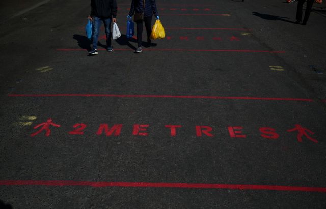 Κορωνοϊός: Μεταδίδεται με σταγονίδια έως και 5,5 μέτρα – Τι δείχνει νέα μελέτη
