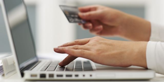 Αθέμιτες πρακτικές από τέσσερα e-shops και βαριές «καμπάνες»
