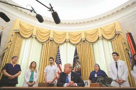 Ο κορωνοϊός πυροδοτεί ψυχρό πόλεμο ΗΠΑ – Κίνας