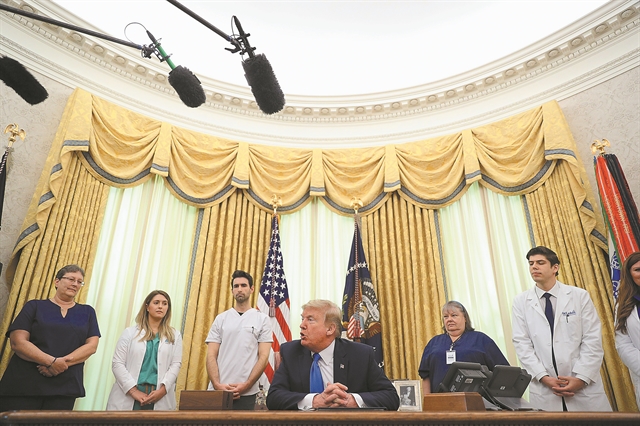 Ο κορωνοϊός πυροδοτεί ψυχρό πόλεμο ΗΠΑ – Κίνας