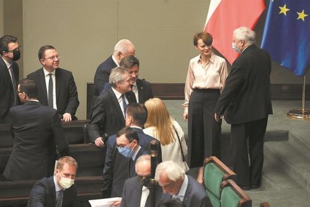 Η πολωνική κυβέρνηση έκανε πίσω και ανέβαλε τις προεδρικές εκλογές