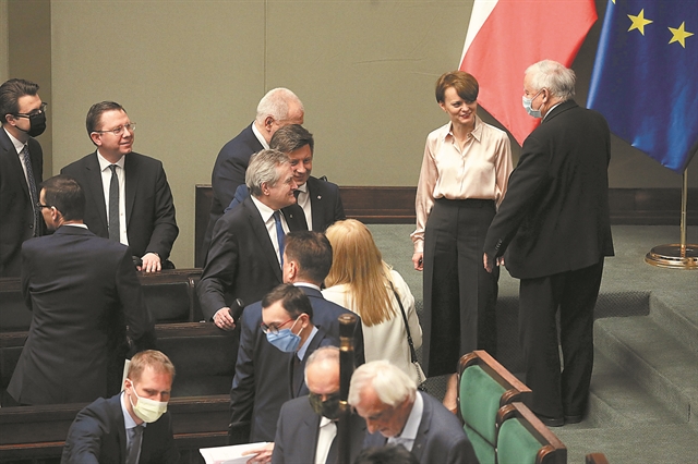 Η πολωνική κυβέρνηση έκανε πίσω και ανέβαλε τις προεδρικές εκλογές