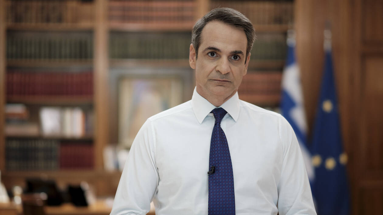 Mitsotakis announces recovery package, opens resorts 15 June, international travel 1 July