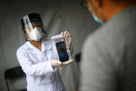 ΗΠΑ: Πώς ένα τσιπάκι Bluetooth θα ανιχνεύει τον κορωνοϊό στα γραφεία