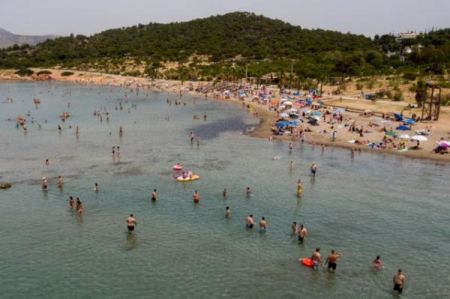 Κορωνοϊός: Οι  ειδικοί ανησυχούν για 2ο κύμα πανδημίας λόγω του συνωστισμού στις παραλίες