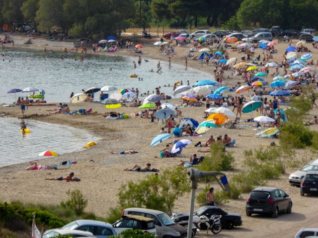 Νέα κοσμοσυρροή στις παραλίες της Αττικής