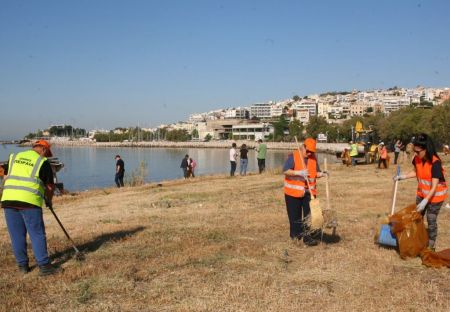 Δήμος Πειραιά: Μεγάλη επιχείρηση καθαρισμού του παραλιακού μετώπου του ΣΕΦ