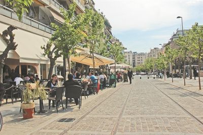 Τραπεζάκια έξω… παντού