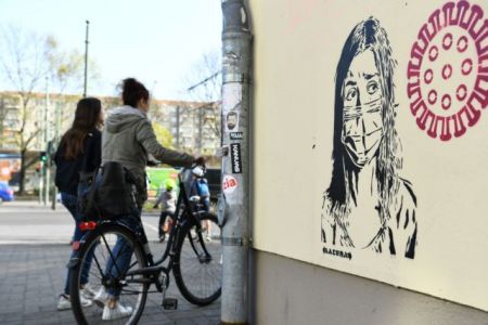 Γερμανία: Απειλούν τη ζωή των επιστημόνων που είναι επιφυλακτικοί στη γοργή άρση του lockdown