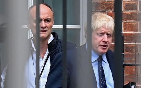 Νέα παραίτηση στη Βρετανία – Αντιδράσεις για την κάλυψη Τζόνσον σε Κάμινγκς