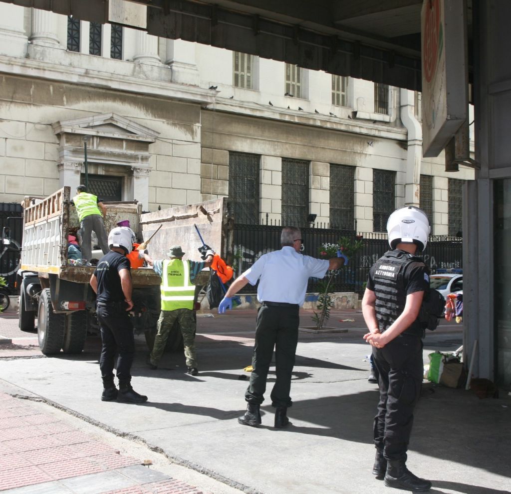 Δήμος Πειραιά: Συνεχίζονται οι επιχειρήσεις καθαρισμού κοινόχρηστων χώρων