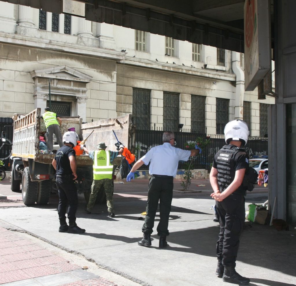 Δήμος Πειραιά: Συνεχίζονται οι επιχειρήσεις καθαρισμού κοινόχρηστων χώρων