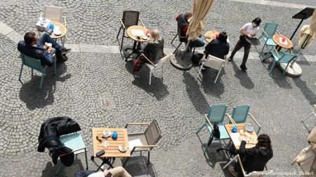 Γιατί δεν αυξάνονται τα κρούσματα με τη χαλάρωση των μέτρων;