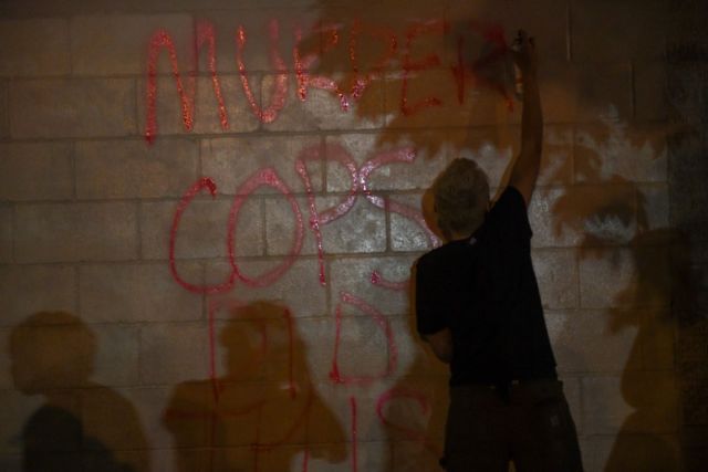 Η Μινεάπολη φλέγεται