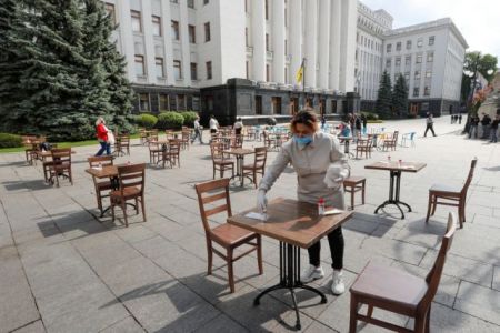 Κορωνοϊός: Ποια επαγγέλματα είναι πιο εκτεθειμένα στον ιό – Ο κίνδυνος των εργαζομένων σε ποσοστά