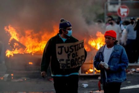 ΗΠΑ: «Σείονται» δεκάδες πόλεις από τις διαδηλώσεις για τον Φλόιντ – Νεκροί διαδηλωτές και αστυνομικός