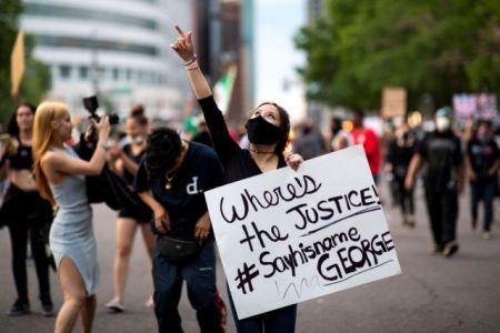 Δολοφονία Φλόιντ: «Σταματήστε να μας σκοτώνετε» διαδηλώνουν στον Λευκό Οίκο