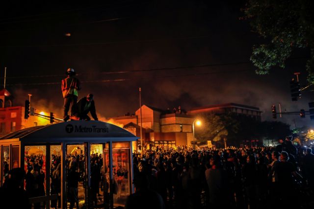 Μινεάπολη: Κύμα οργής και βίαιες διαδηλώσεις μετά τη δολοφονία Φλόιντ | tovima.gr