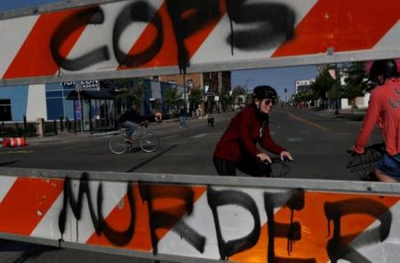 Απειλές Τραμπ κατά διαδηλωτών – Χάος στις ΗΠΑ μετά τη δολοφονία Φλόιντ