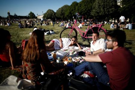 Άρση καραντίνας στο Παρίσι: «Επιτέλους είμαστε ελεύθεροι» δηλώνουν οι πολίτες