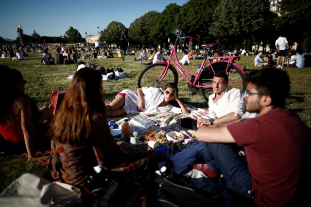 Άρση καραντίνας στο Παρίσι: «Επιτέλους είμαστε ελεύθεροι» δηλώνουν οι πολίτες