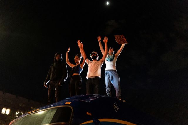 Δολοφονία Φλόιντ: Ξεχιλίζει η οργή στις ΗΠΑ – Νέα επεισόδια και καταστροφές