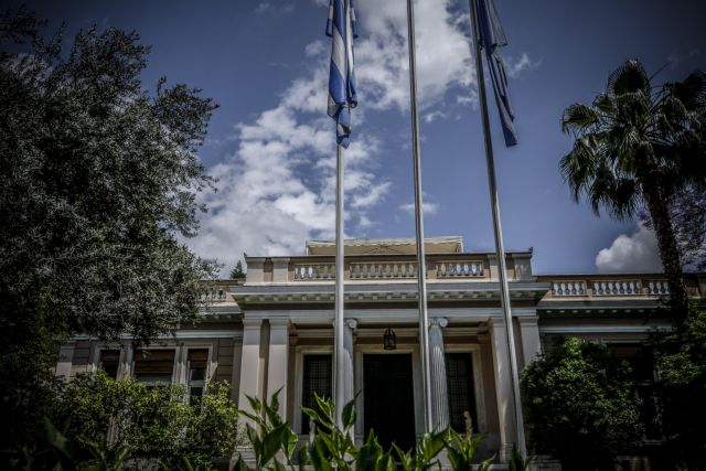 Παρέμβαση Ρουβίκωνα έξω από το Μέγαρο Μαξίμου – Πέταξαν τρικάκια και εξαφανίστηκαν
