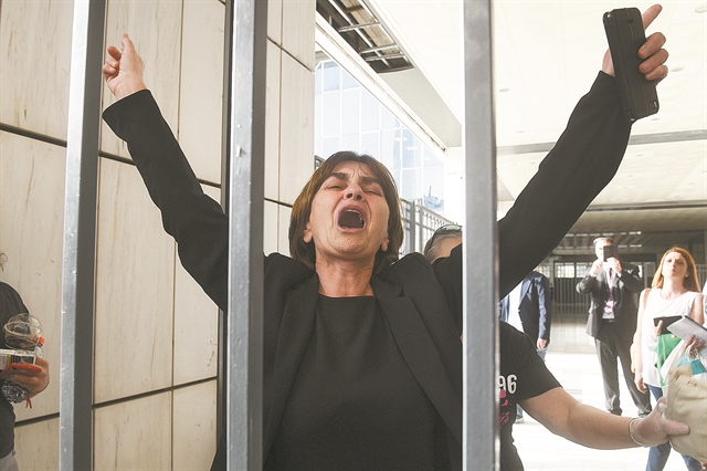 Ξέσπασε η μητέρα της Τοπαλούδη στο δικαστήριο – «Θα σας κάψω όλους»