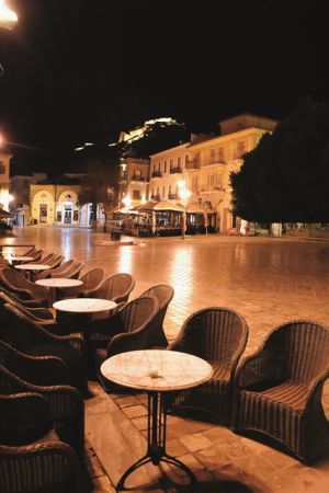 Τραπεζάκια έξω από την 1η Ιουνίου