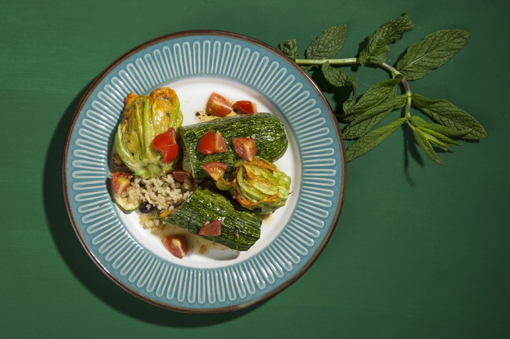 Γεμιστά με κολοκύθια και κολοκυθοανθούς